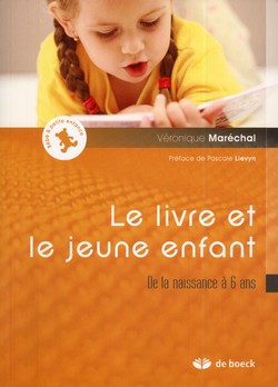 Le livre et le jeune enfant