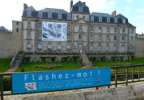 Un QRcode GEANT  sur le chateau de  Vannes ; 1ere ville du grand ouest à lancer la version smartphone de son site internet