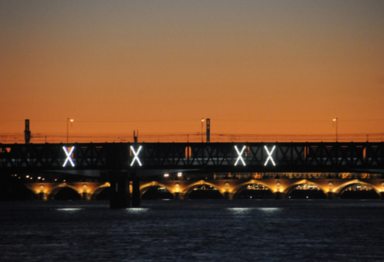 Cofely Ineo, Groupe GDF SUEZ, Bordeaux Euratlantique, l’association « Sauvons la passerelle » et la Cub inaugurent la mise en lumière de la passerelle Eiffel