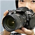 Présentation d'un appareil photo reflex du groupe japonais Nikon, le 20 novembre 2005