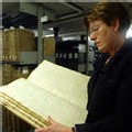 La directrice des archives municipales, Catherine Laurent consulte un registre d'état civil le 7 février 2007 à Rennes