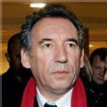 Bayrou fait son meeting parisien, Royal sévit en banlieue, Sarkozy part aux Antilles
