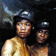 Chine: 180 mineurs bloqués dans des mines inondées